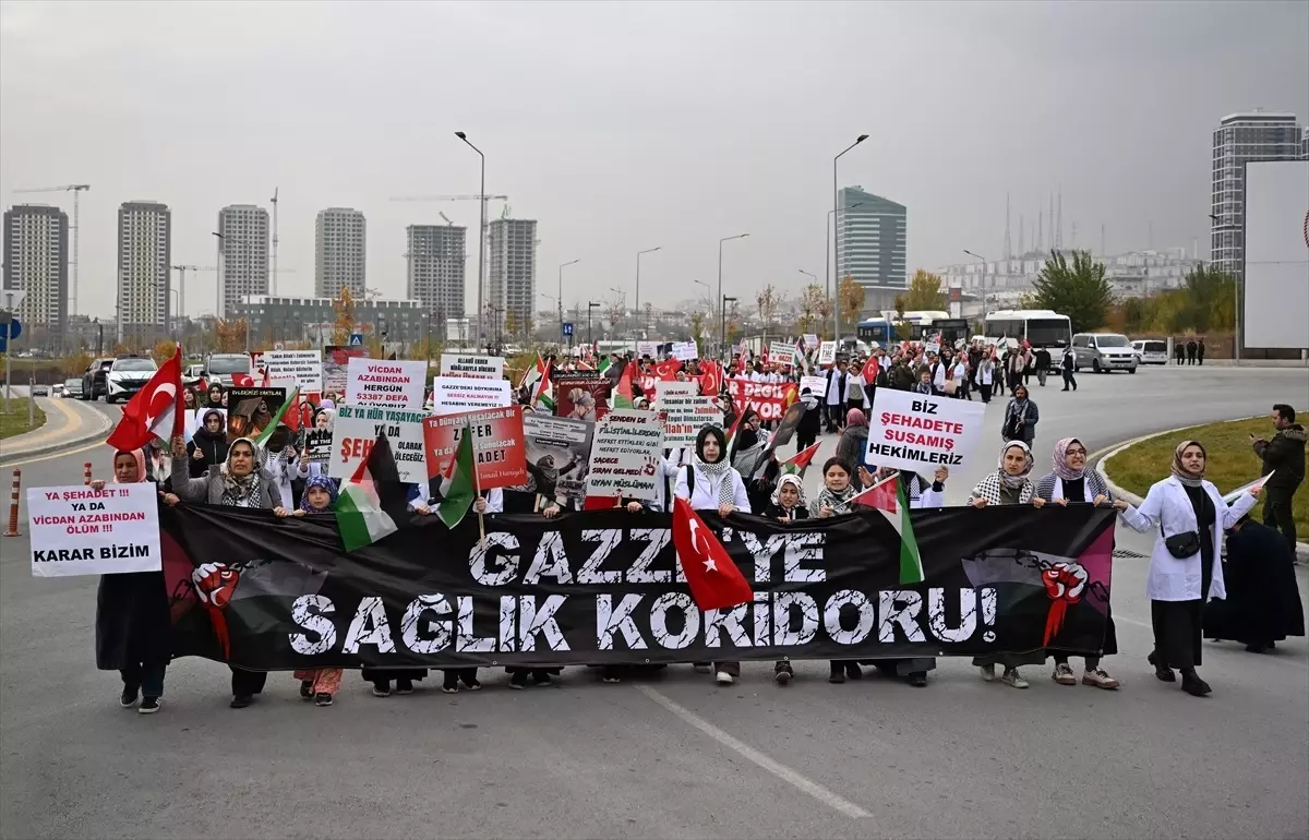 Sağlık çalışanları, Gazze’ye “tıbbi koridor” açılması talebiyle yürüdü